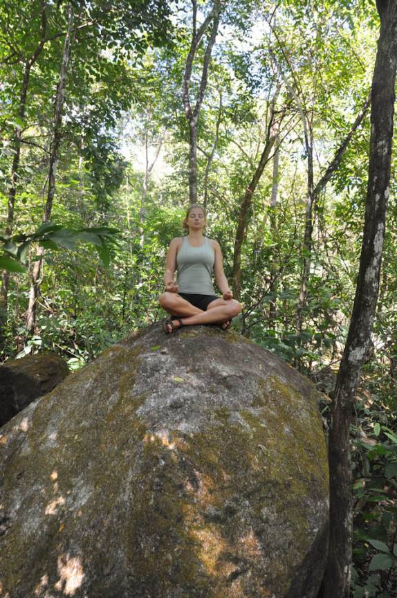 O cenário inspirou uma sessão de ioga, no Vale do Vai Quem Quer, em Taquaruçu - TO